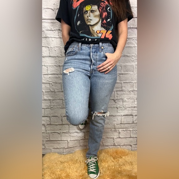 Levi's Denim - Levi's 501 skinny jeans with a distressed, ripped knee detail  size 27